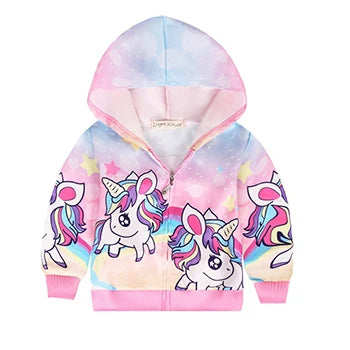 Mädchen in einer bunten Einhorn Jacke mit Cartoon-Motiv, Kapuze und Reißverschluss, ideal für Frühling und Herbst