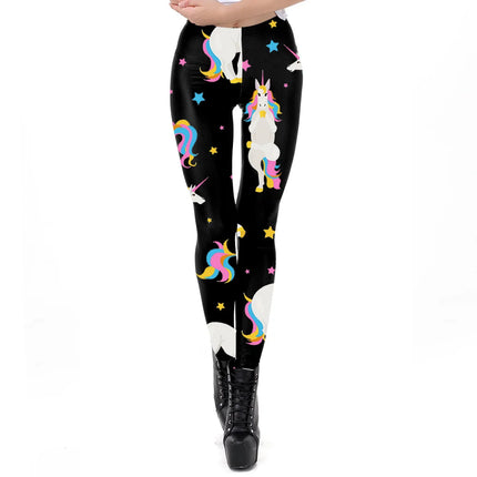 Frau in schwarzen Einhorn Leggings mit bunten Cartoon-Prints beim Workout