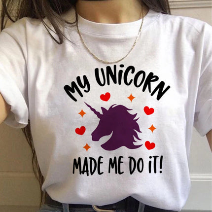 Einhorn T-Shirt für Frauen mit einem bunten Kawaii-Harajuku-Einhorn-Cartoon-Print im 90er-Jahre-Stil