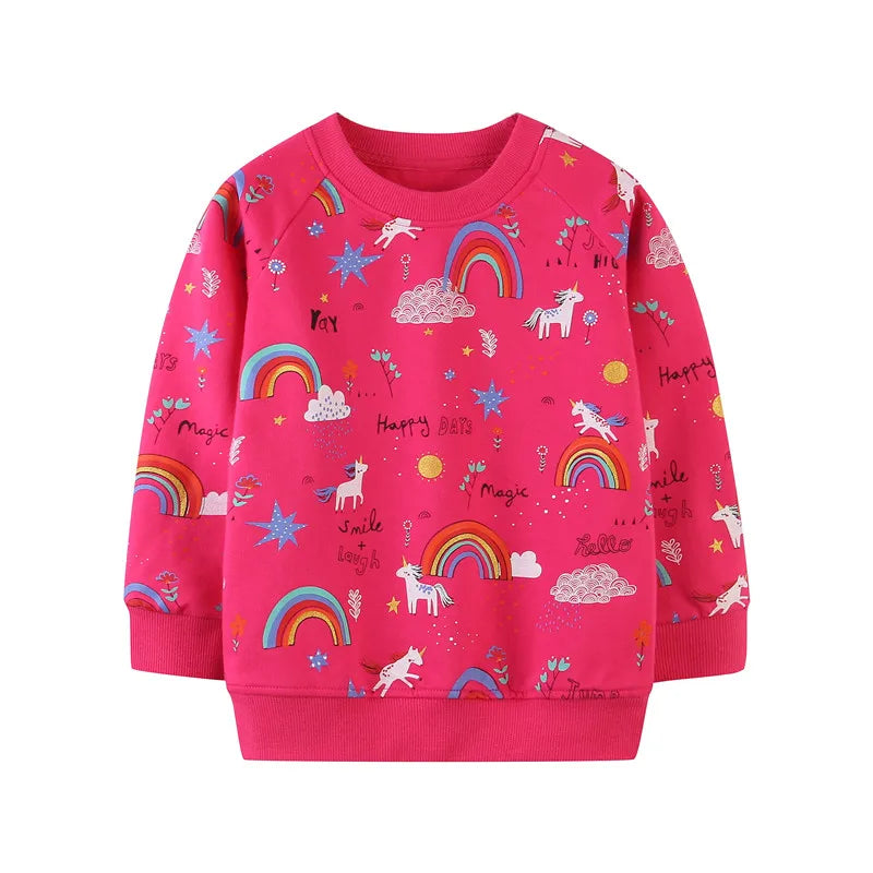 Mädchen in einem farbenfrohen Einhorn Hoodie mit Regenbogen- und Wolkenmotiv aus Baumwolle