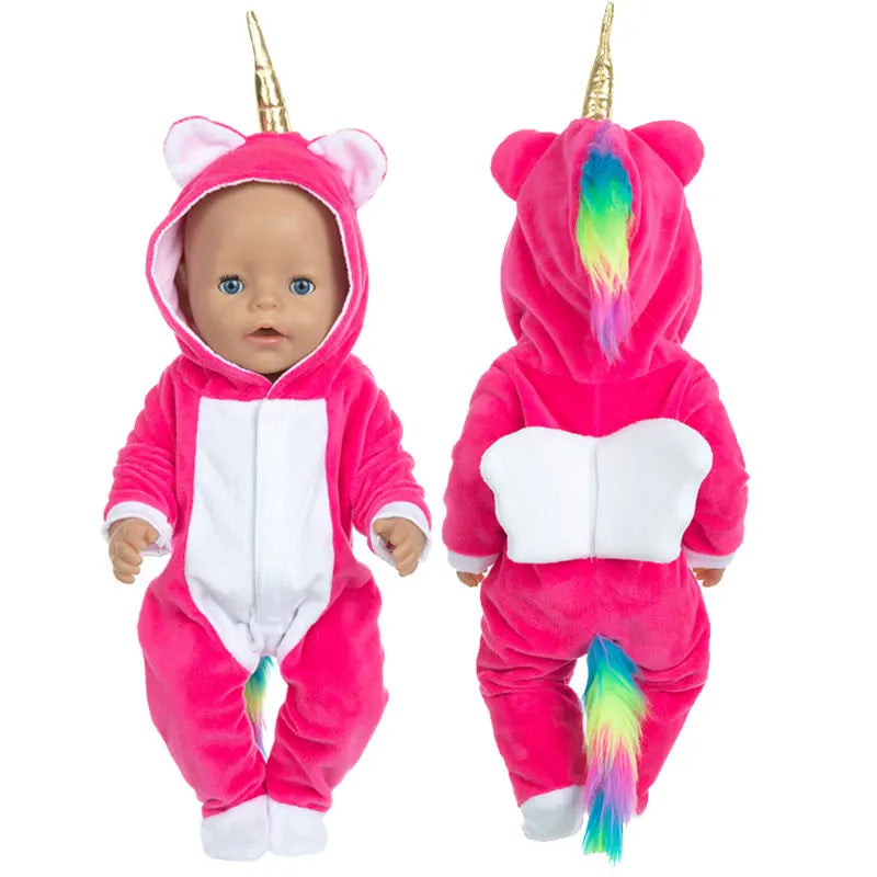 Lila Fell-Einhorn Jacke für eine Baby-Puppe, von vorne fotografiert.