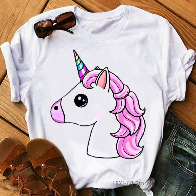 Strahlend schön im Einhorn T-Shirt mit
