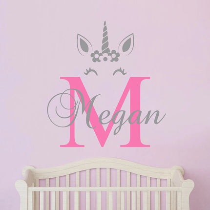 Personalisiertes Einhorn Wandtattoo mit Wunschnamen in Lila für individuelle Kinderzimmer-Dekoration
