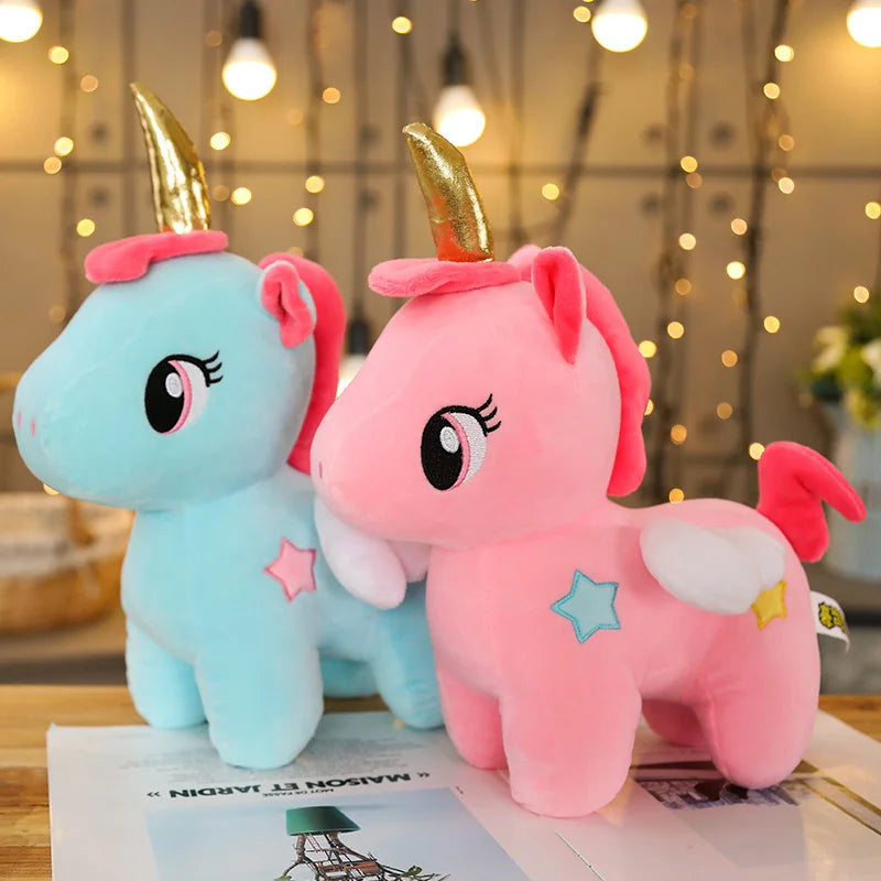 Stehendes Kawaii Einhorn Kissen in Pink und Blau, aus weichem Plüsch, ideal zum Kuscheln.