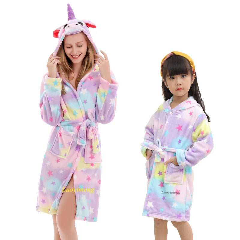 Kuscheliger Einhorn Pyjama mit Kapuze und Sternenmuster für Erwachsene und Kinder aus weichem Polyester