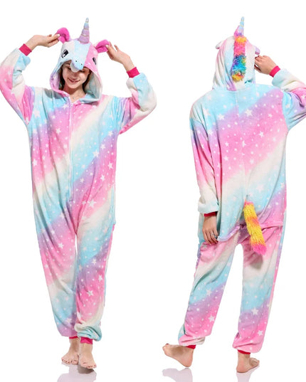 Erwachsener in einem kuscheligen Regenbogen Einhorn Onesie, der gemütlich und fröhlich aussieht.