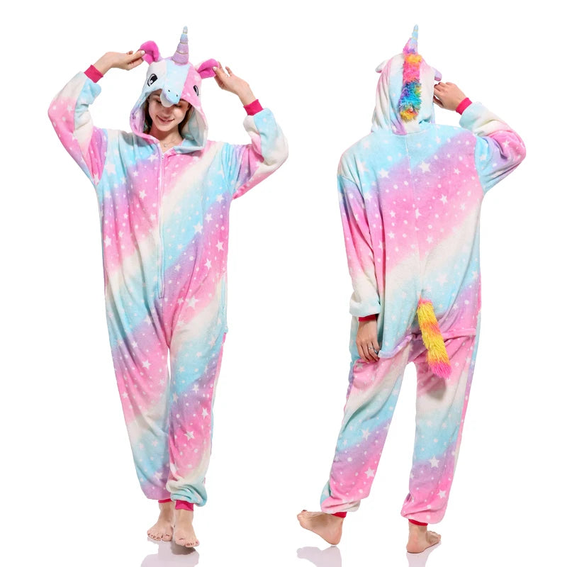 Erwachsener in einem kuscheligen Regenbogen Einhorn Onesie, der gemütlich und fröhlich aussieht.