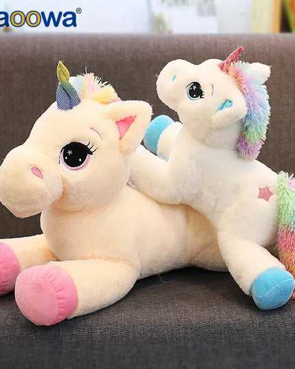 Blaue Einhorn Tasche, 40 cm groß, aus Plüsch, mit bunter Regenbogen-Mähne und Schweif, liegend und lächelnd.
