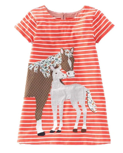 Mädchen in einem zauberhaften weißen Einhorn Sommerkleid mit bunten Applikationen und kurzem Ärmel