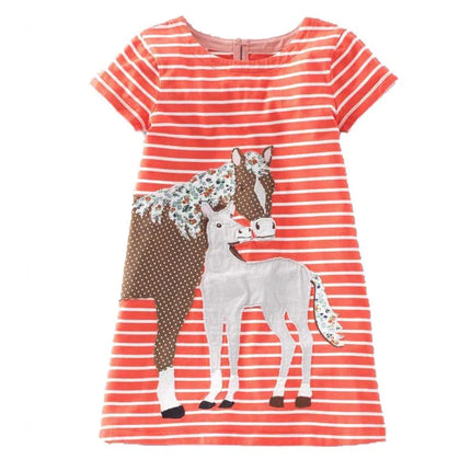 Mädchen in einem zauberhaften weißen Einhorn Sommerkleid mit bunten Applikationen und kurzem Ärmel