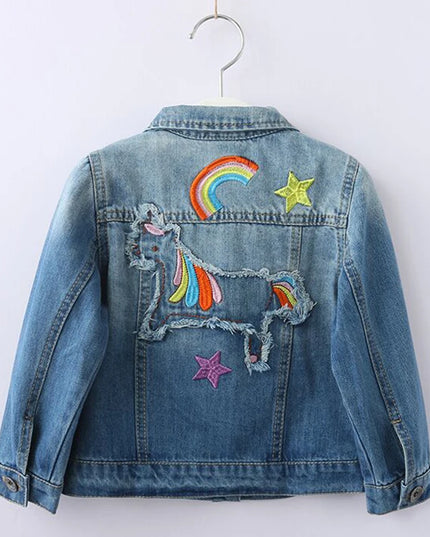 Mädchen in einer blauen Denim Einhorn Jacke mit bunter Regenbogen-Stickerei