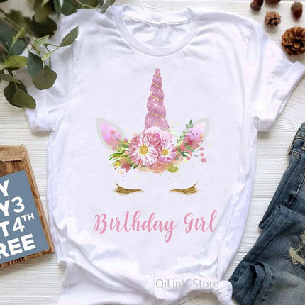 Einhorn T-Shirt in Weiß für Frauen mit einem niedlichen Einhorn- und Blüten-Print, kurze Ärmel