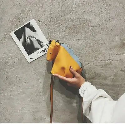 Gelbe Einhorn Umhängetasche aus PU-Leder mit Einhorn-Dinosaurier-Design und Reißverschluss