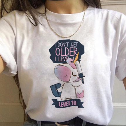 Frau trägt ein weißes Einhorn T-Shirt mit einem niedlichen Cartoon-Einhorn-Motiv im Harajuku-Stil