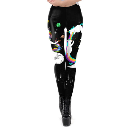 Frau trägt eine schwarze Einhorn Leggings mit frechem Cartoon-Print, perfekt für Sport und Freizeit.
