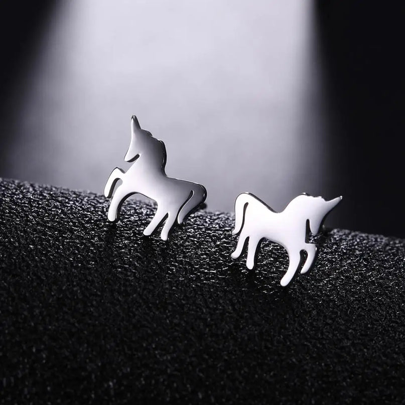 Glänzende Einhorn Ohrstecker in Silber