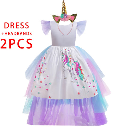Mädchen in einem Prinzessinnen Einhorn Kostüm mit Regenbogenfarben und passendem Kopfschmuck, für festliche Anlässe.