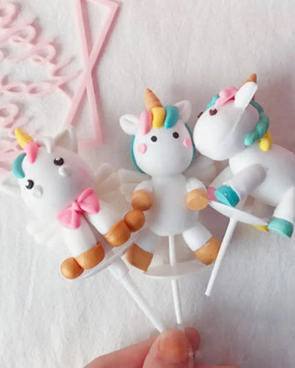 Ein niedlicher Einhorn Tortenaufsatz aus weichem Ton, perfekt als Dekoration für Geburtstagstorten