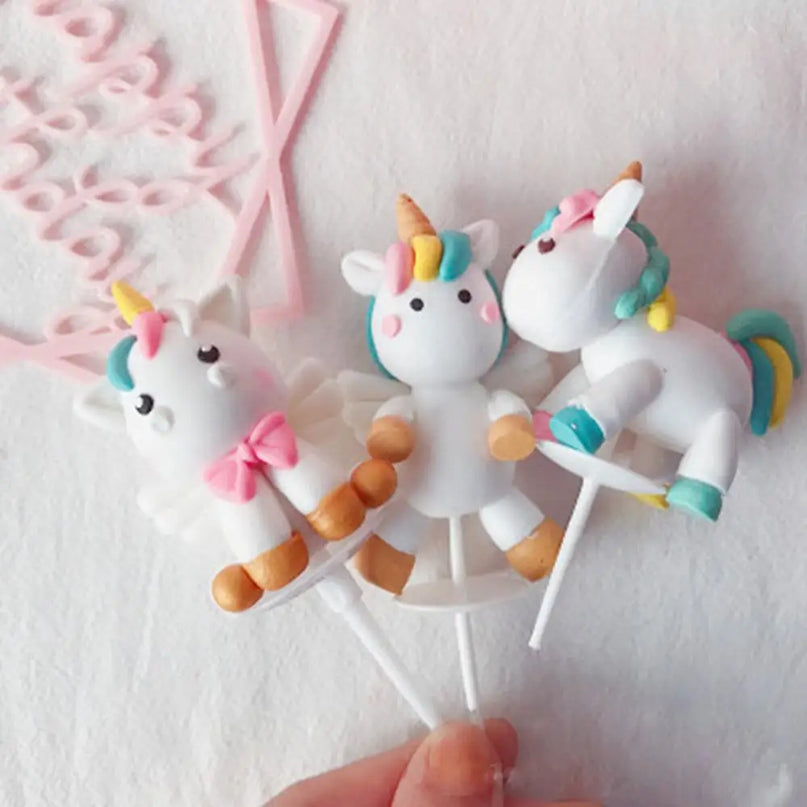 Ein niedlicher Einhorn Tortenaufsatz aus weichem Ton, perfekt als Dekoration für Geburtstagstorten