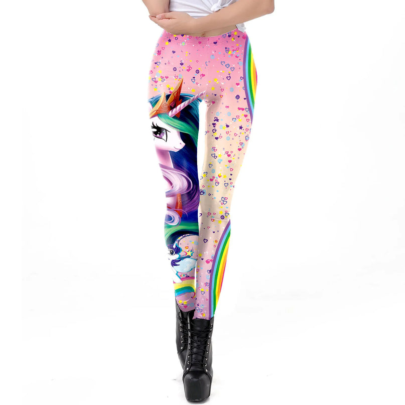Frau trägt eine bunte Einhorn Leggings mit Eiscreme-, Regenbogen- und Buchstaben-Print.