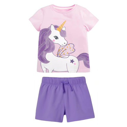 Mädchen in einem lila Einhorn Pyjama Sommer-Set mit kurzem T-Shirt und Shorts, ideal für warme Tage