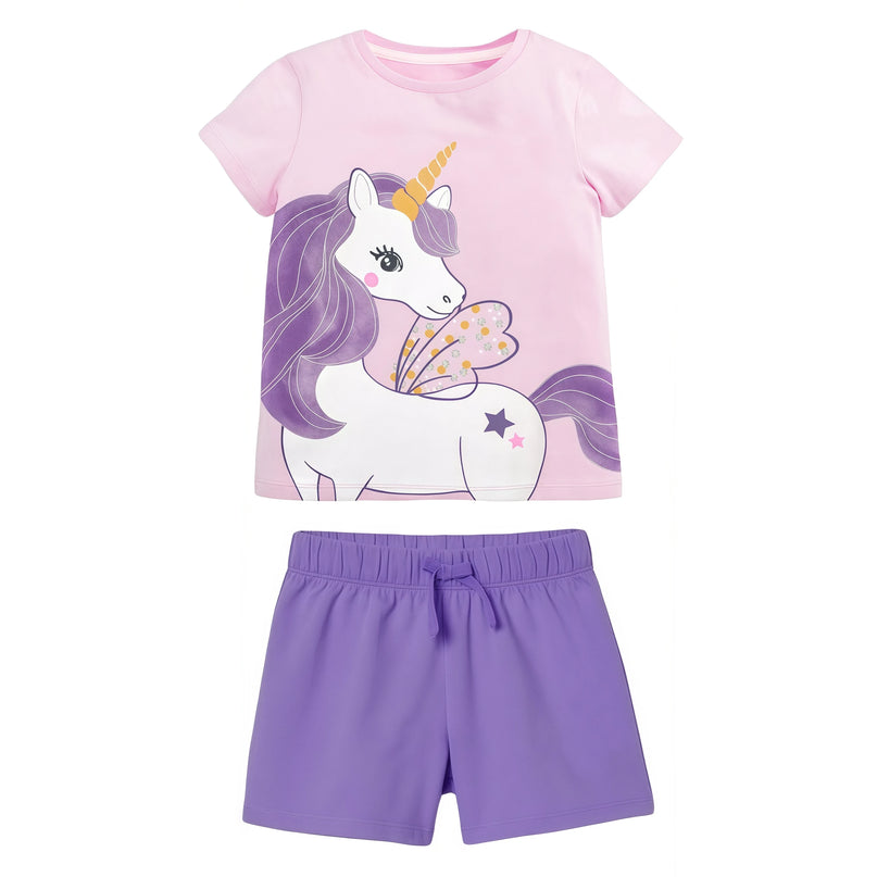 Mädchen in einem lila Einhorn Pyjama Sommer-Set mit kurzem T-Shirt und Shorts, ideal für warme Tage