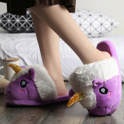 Lila, flauschige Einhorn Hausschuhe für Damen mit kurzem Plüschfutter und Bommelschwanz, ideal für den Winter