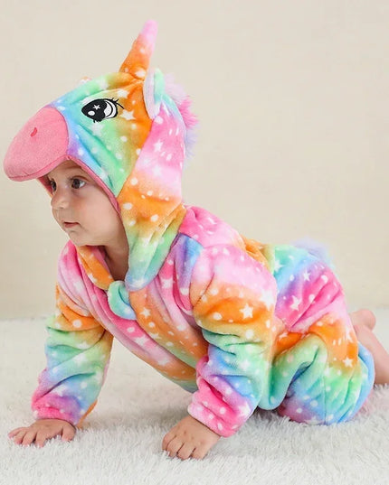 Baby in einem flauschigen Regenbogen Einhorn Kigurumi Kostuem aus Flanell mit Kapuze und Horn