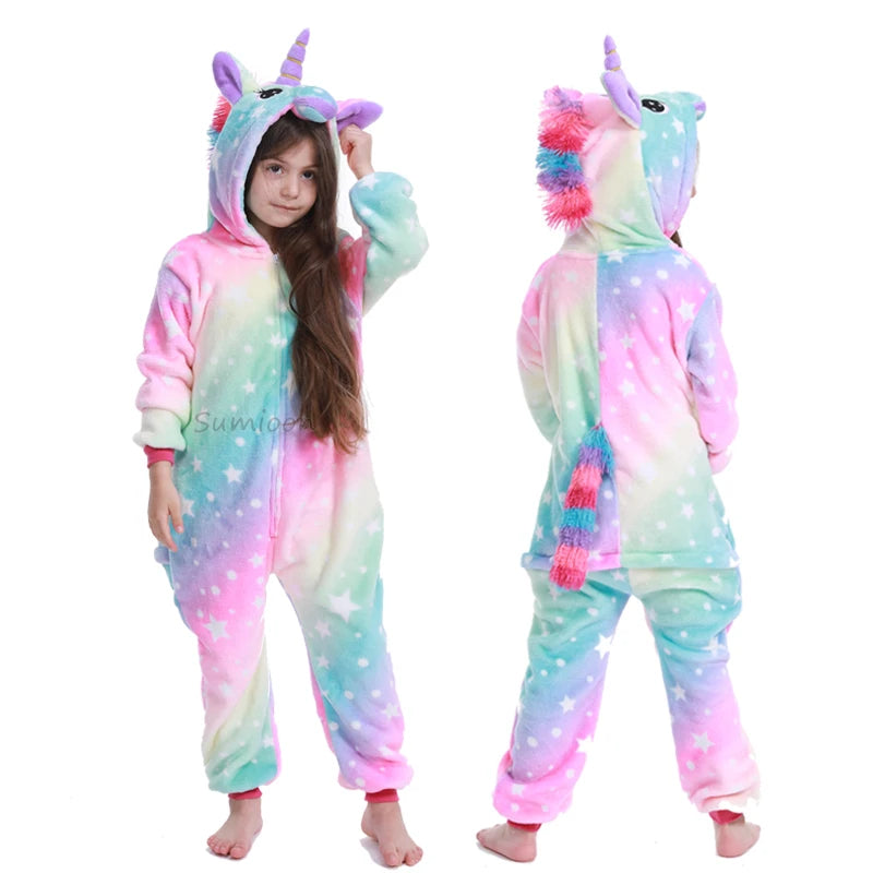 Kind im flauschigen Einhorn Decke Kigurumi Overall in Pink und Weiß, kuschelig warm für den Winter