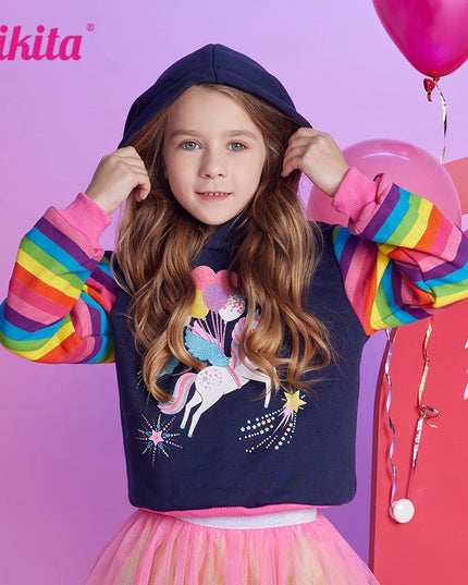 Mädchen in einem gestreiften Einhorn Hoodie von VIKITA mit Cartoon-Print, ideal für Herbst und Winter