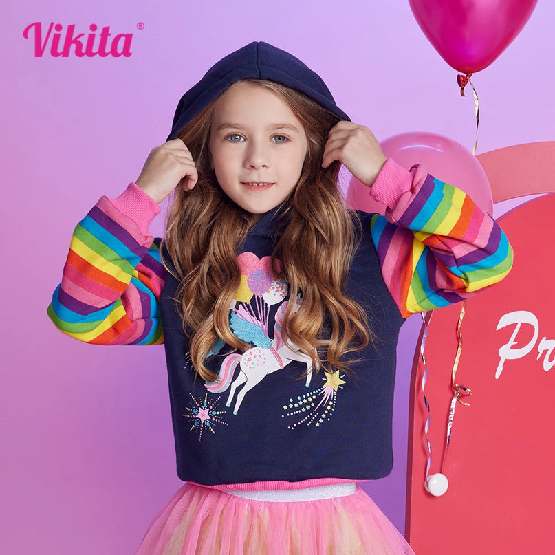 Mädchen in einem gestreiften Einhorn Hoodie von VIKITA mit Cartoon-Print, ideal für Herbst und Winter