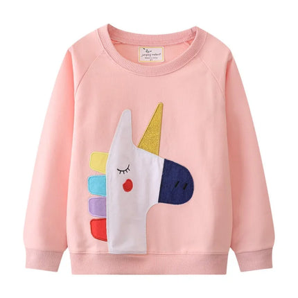 Mädchen trägt ein blaues Riesen Einhorn Sweatshirt mit buntem Einhorn-Motiv