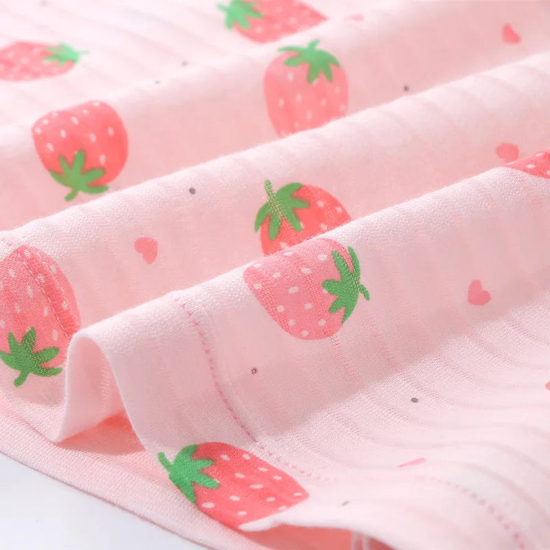 Der zuckersüße Einhorn Pyjama mit Erdbeeren