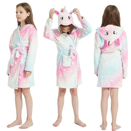 Kind in einem warmen Einhorn Pyjama aus Flannel, ideal für den Winter, mit süßem Einhorn-Design.