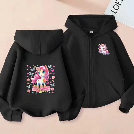 Kind in einer rosa Einhorn Jacke mit Kapuze und Reißverschluss, mit einem lächelnden Einhorn-Motiv