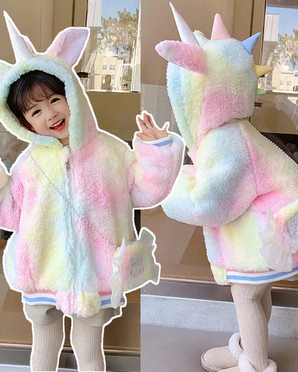 Mädchen in bunter Einhorn Winterjacke mit Kapuze und passender Einhorn Tasche