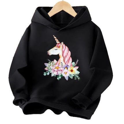 Mädchen trägt einen schwarzen Einhorn Hoodie mit einem Cartoon-Einhorn-Print, ideal für Kinder und Teenager