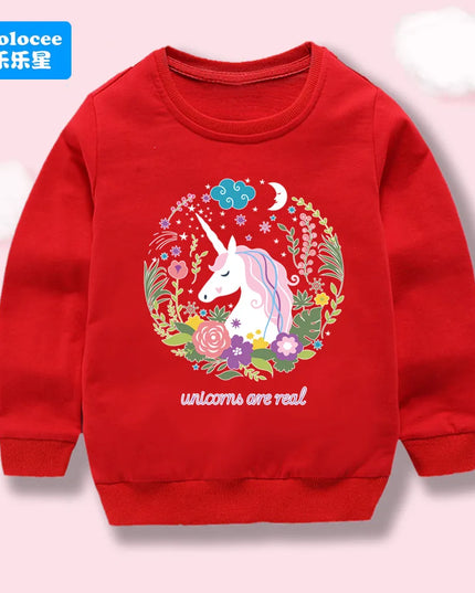 Mädchen trägt einen roten Einhorn Hoodie mit einem floralen Einhorn-Print und lächelt glücklich in die Kamera.