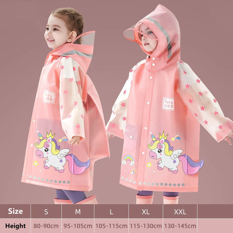 Rosa Einhorn Regenponcho für Kinder mit Dinosaurier-Motiv und extra Platz für einen Rucksack.