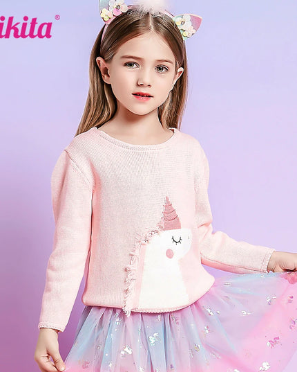 Mädchen trägt einen rosa gestrickten Einhorn Pullover mit Rundhalsausschnitt und süßem Einhorn-Motiv.