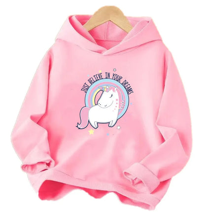 Mädchen in einem pinken Einhorn Hoodie von Lolocee mit Cartoon-Motiv, lässig und bequem