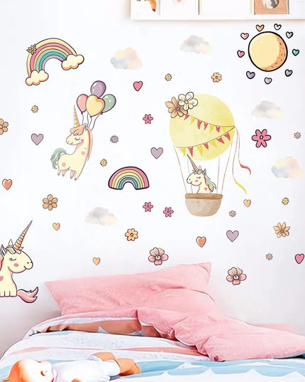Einhorn Wandtattoo mit einem süßen Einhorn, das in einem Regenbogen-Heissluftballon über Wolken schwebt, perfekt für das Kinderzimmer.