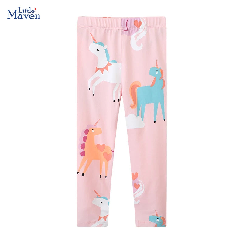 Kleinkind Mädchen in pinker Cartoon Einhorn Leggings aus Baumwolle mit weißem Oberteil und Turnschuhen