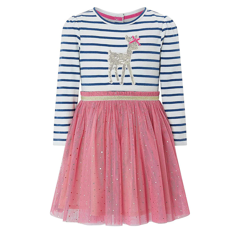 Kleines Mädchen in einem magischen Einhorn Partykleid mit bunten Applikationen und kurzen Ärmeln, ideal für den Sommer