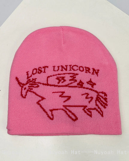 Grauer Einhorn Beanie mit Jacquard-Buchstabenmuster, gestrickt aus Acryl für Damen und Herren, perfekt für den Winter.