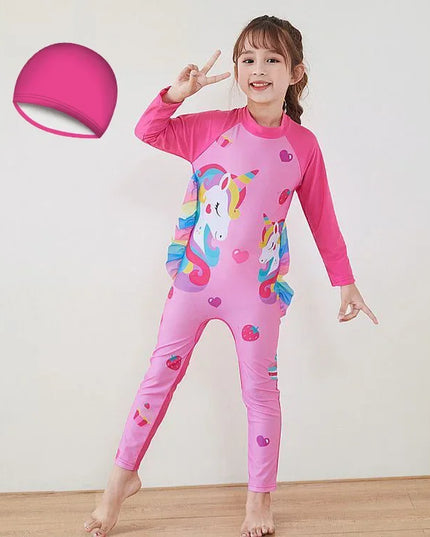 Mädchen in einem pinken Einhorn Schwimmanzug, der für Tauch- und Schwimmabenteuer bereit ist.