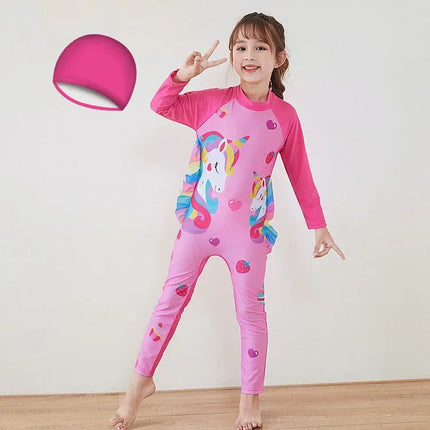 Mädchen in einem pinken Einhorn Schwimmanzug, der für Tauch- und Schwimmabenteuer bereit ist.
