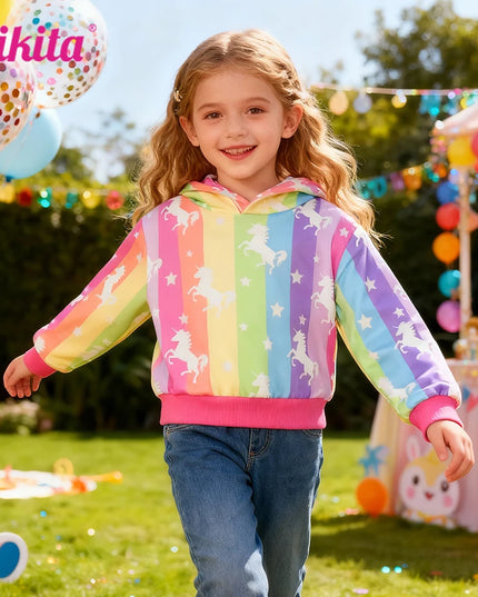 Teenager Mädchen trägt einen bunten Regenbogen Einhorn Hoodie mit Sternen-Print und Kapuze.
