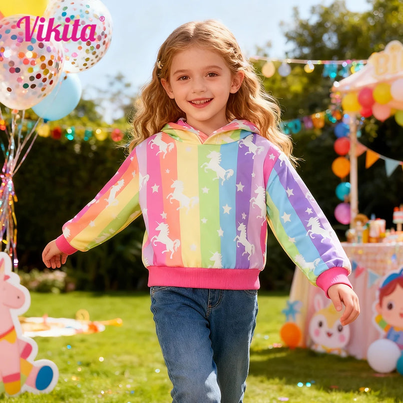 Teenager Mädchen trägt einen bunten Regenbogen Einhorn Hoodie mit Sternen-Print und Kapuze.