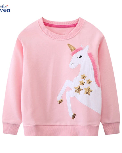 Mädchen trägt einen rosafarbenen Einhorn Pullover mit einer Einhorn-Stickerei und glitzernden Pailletten-Sternen